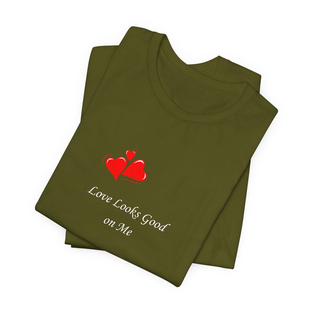 Love Looks Good On Me T-Shirt – Minimal Heart Graphic Tee