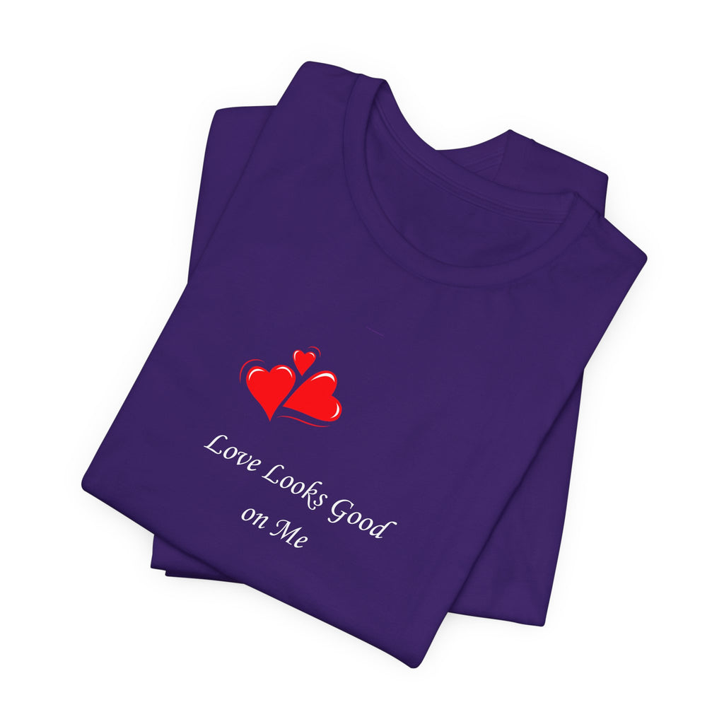 Love Looks Good On Me T-Shirt – Minimal Heart Graphic Tee