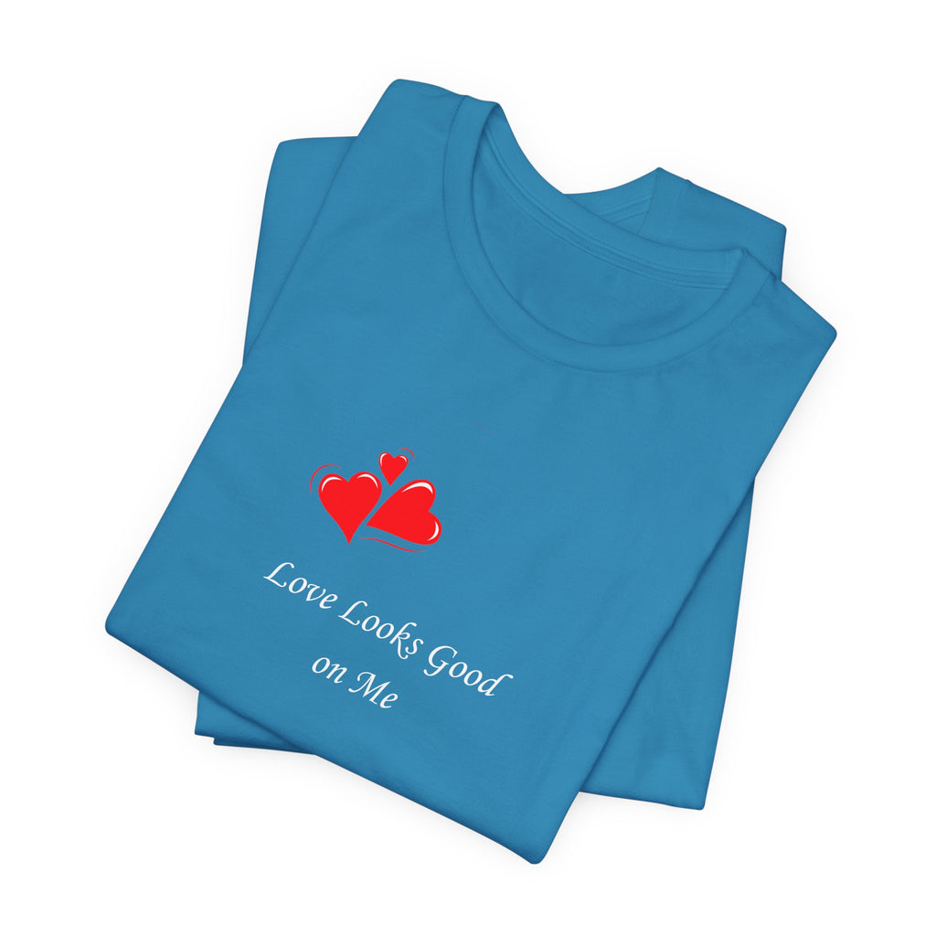 Love Looks Good On Me T-Shirt – Minimal Heart Graphic Tee